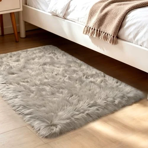 LOCHAS Faux Fur Bedside Rug 2 × 4 ft, Beige